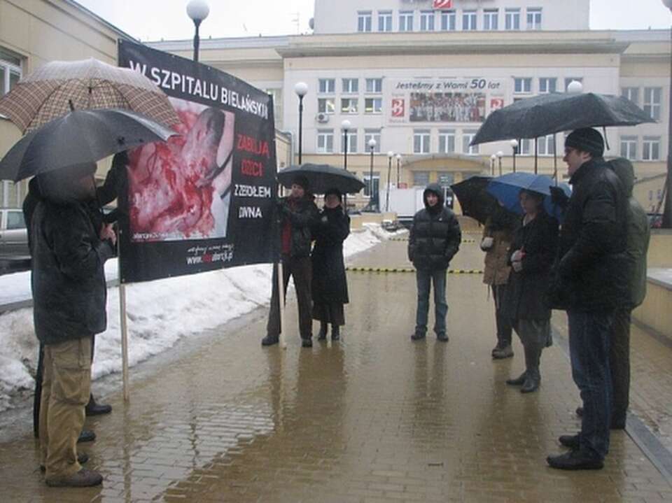 Potencjalni terroryści? Pikieta pod Szpitalem Bielańskim, 23 lutego 2012 r. Fot. www.stopaborcji.pl