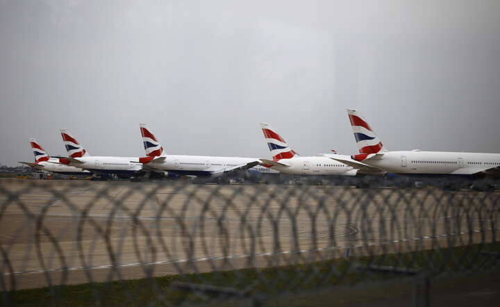 Uziemione na lotnisku Heathrow samoloty linii British Airways / autor: PAP/EPA/TOLGA AKMEN