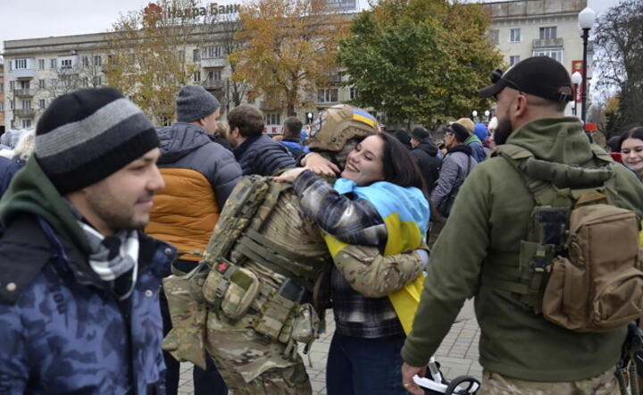 Powitanie wojsk ukraińskich w wyzwolonym Chersoniu / autor: PAP/EPA/IVAN ANTYPENKO
