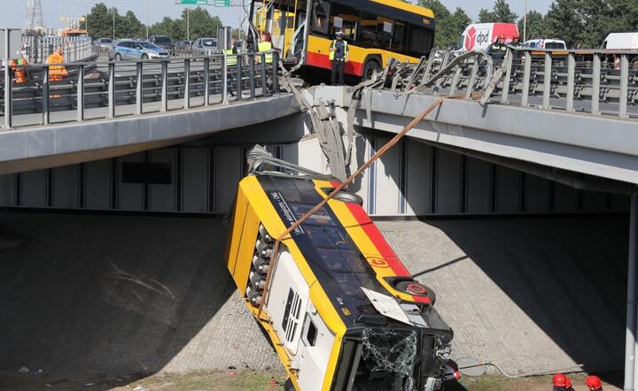 Służby pracujące na miejscu wypadku autobusu miejskiego / autor: PAP/Paweł Supernak