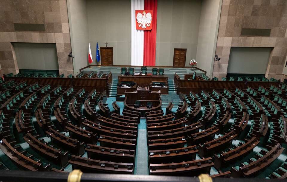 Jest nowy sondaż CBOS. KO na czele, koalicjanci w niebycie