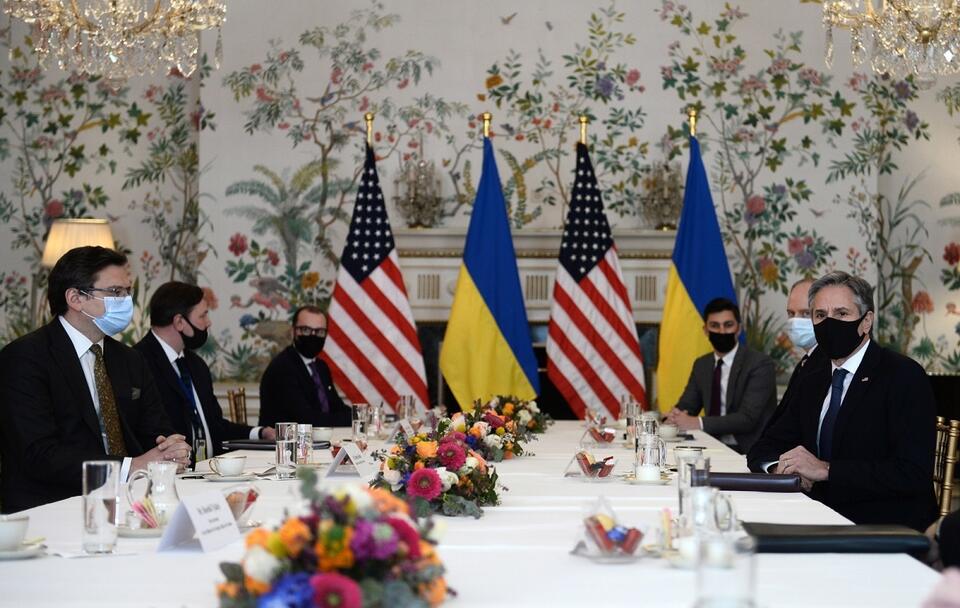 Sekretarz stanu USA Anthony Blinken i szef MSZ Ukrainy Dmytro Kułeba podczas spotkania w Brukseli / autor: PAP/EPA/JOHANNA GERON / POOL
