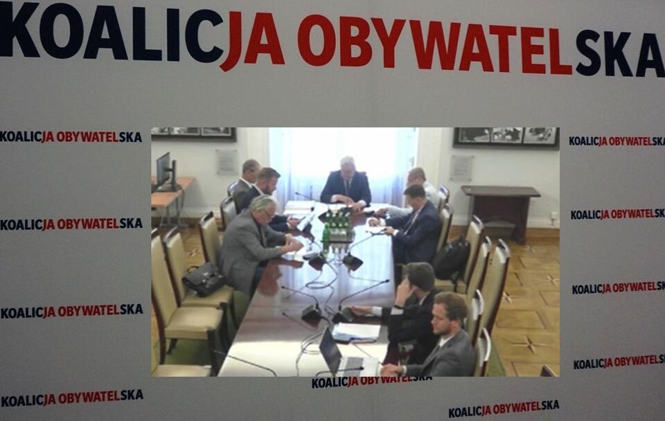Baner Koalicji Obywatelskiej/ Posiedzenie senackiej Komisji Budżetu i Finansów Publicznych / autor: Fratria/ senat.gov.pl (screenshot)