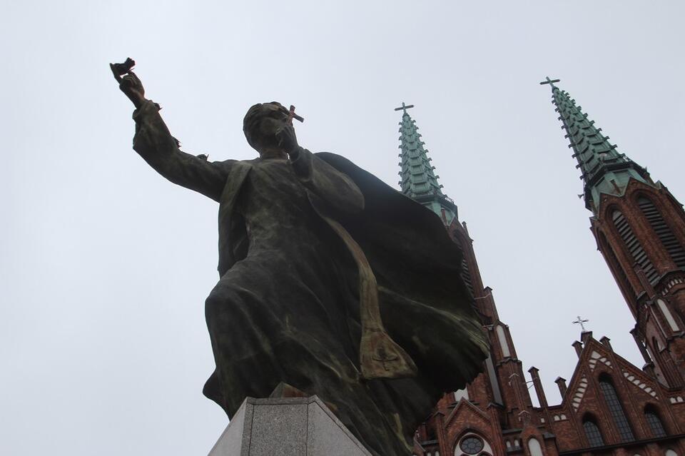 Ks. Ignacy Skorupka, pomnik przed katedrą warszawsko-praską / autor: Fratria