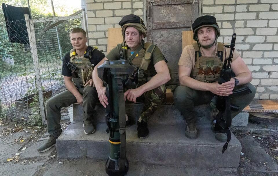  Żołnierze wojsk ukraińskich w jednej ze wsi w obwodzie charkowskim / autor: PAP/Mykola Kalyeniak