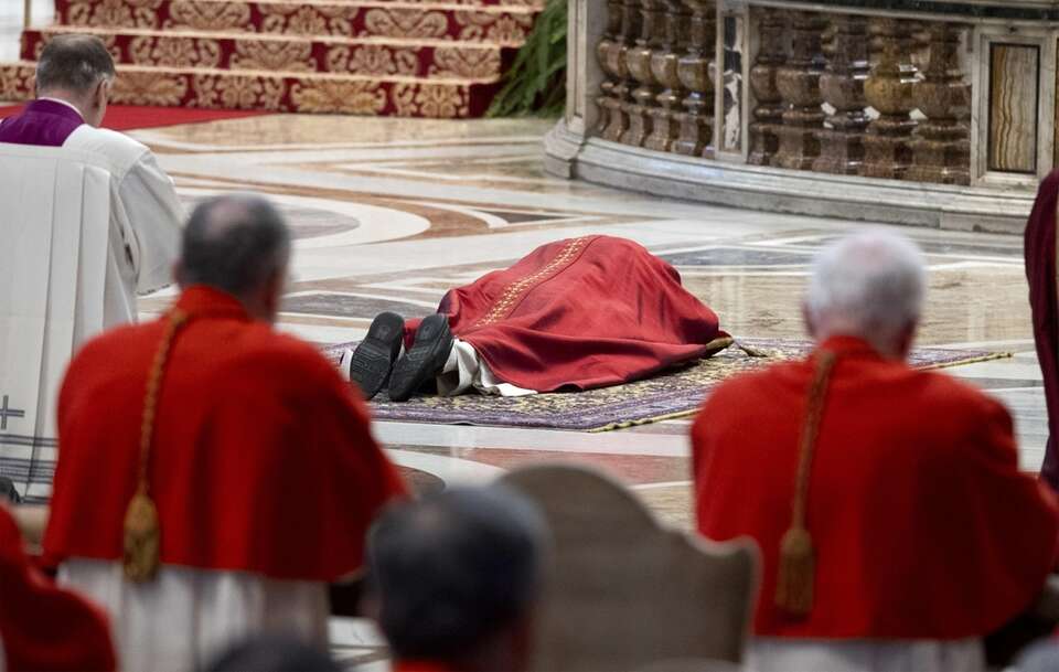  Leon XIV przewodniczył nabożeństwu Męki Pańskiej / autor: . EPA/MASSIMO PERCOSSI Dostawca: PAP/EPA.