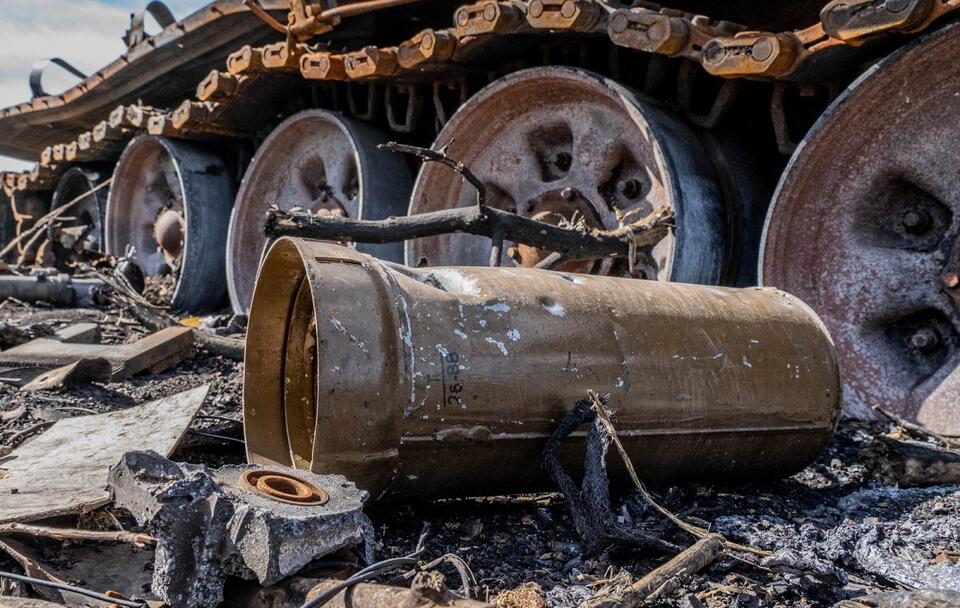 Zniszczony rosyjski czołg w pobliżu wsi Malaya Rogan w obwodzie charkowskim / autor: PAP/Mykola Kalyeniak