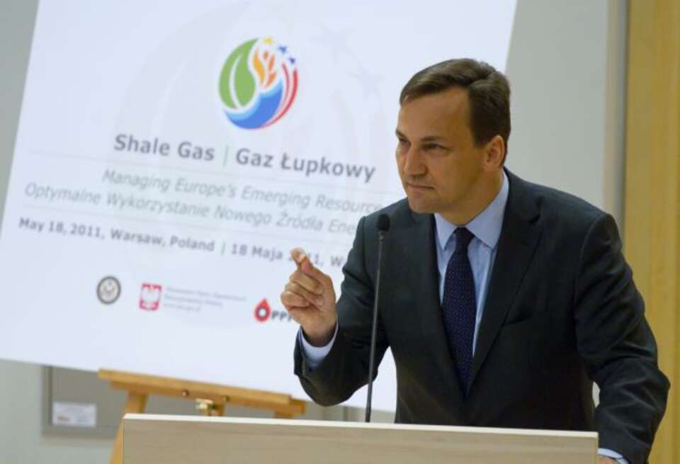 Minister Sikorski w czasie konferencji poświęconej wydobyciu gazu łupkowego. Fot. MSZ