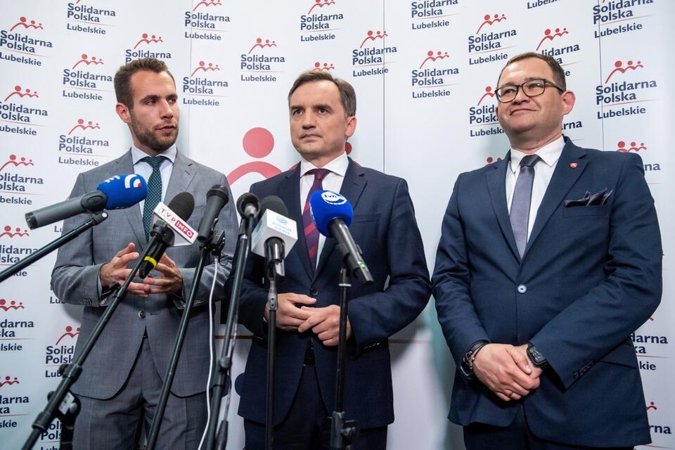 Minister sprawiedliwości, prokurator generalny Zbigniew Ziobro (C), wiceminister aktywów państwowych Jan Kanthak (L) i członek zarządu województwa lubelskiego Bartłomiej Bałaban. / autor:  PAP/Wojtek Jargiło