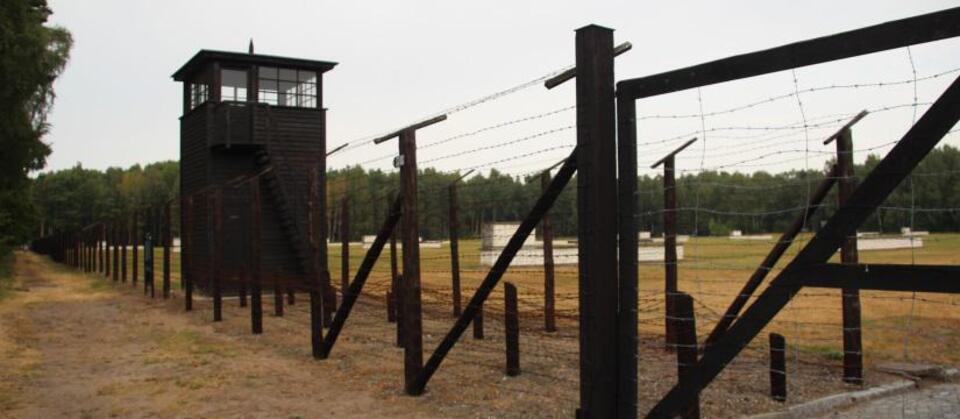 Obóz koncentracyjny / autor: Fratria