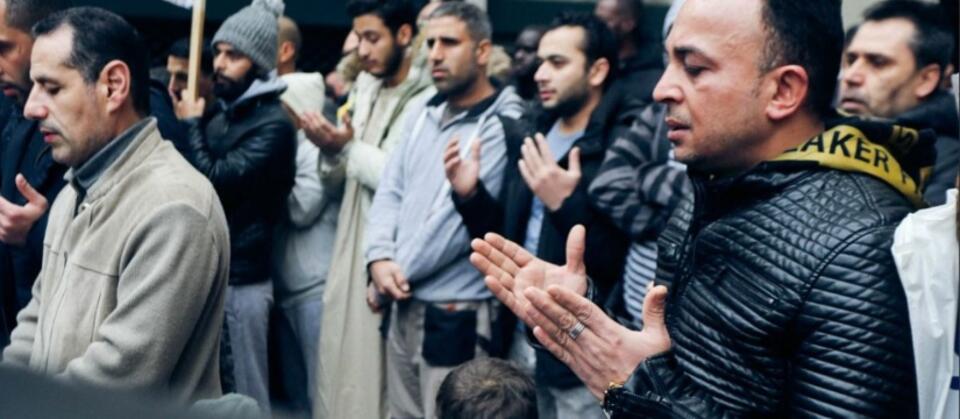 Muzułmanie modlą się na ulicy w Clichy / autor: Twitter/@OuestFrance
