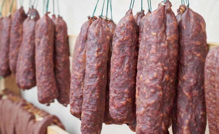 Podatek tłuszczowy spowodowałby mocne wzrosty cen markowych wędlin np. suchych kiełbas / autor: Pixabay
