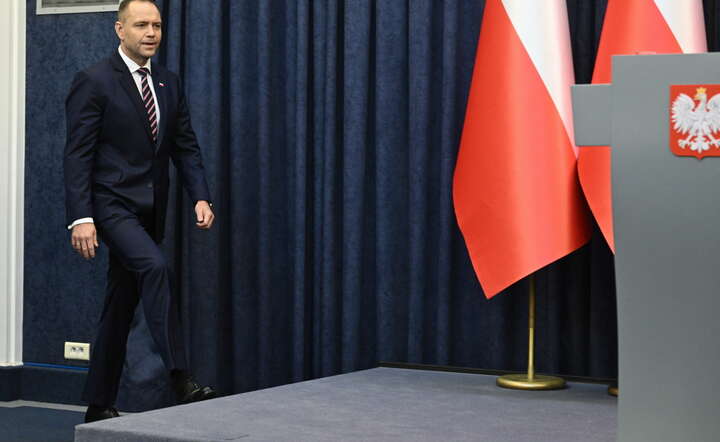 Mocne wejście na scenę. Prezydent RP Karol Nawrocki podczas konferencji prasowej w Pałacu Prezydenckim w Warszawie / autor: PAP/Radek Pietruszka