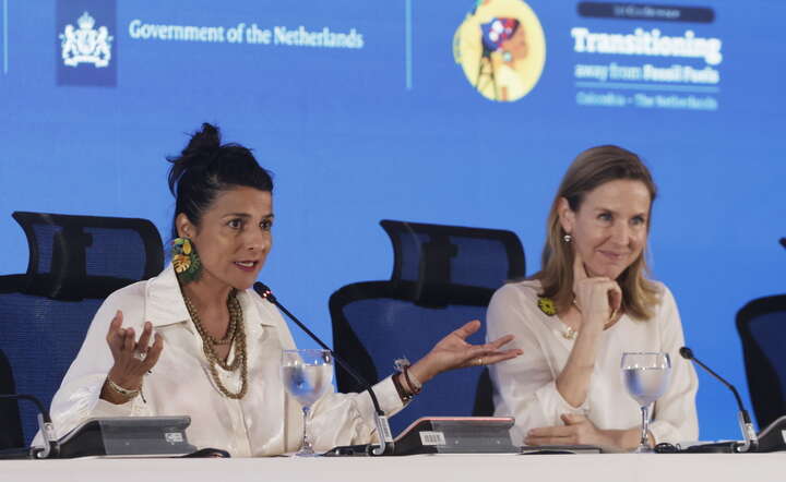 Irena Velez, minister ds. klimatu Kolumbii (L) i Minister ds. polityki klimatycznej Holandii Stientje van Veldhoven (P) na konferencji klimatycznej w Kolumbii / autor: PAP/EPA/Ricardo Maldonado Rozo