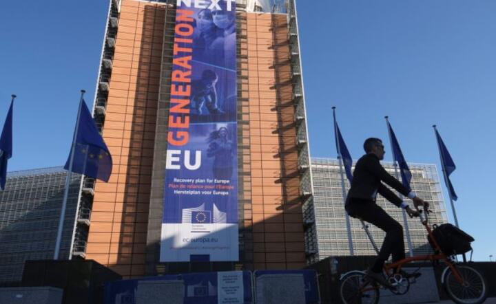 Nowy gigantyczny plakat podkreślający plan naprawy Unii Europejskiej na fasadzie  siedziby Komisji Europejskiej  przed zbliżającym się szczytem europejskim w Brukseli, 19 czerwca 2020  / autor: PAP/EPA/OLIVIER HOSLET