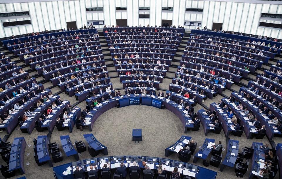PE wzywa Komisję do zablokowania węgierskiego KPO