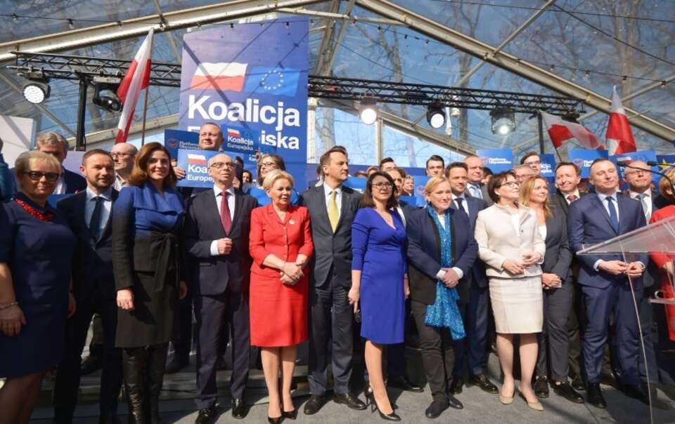Politycy pozują do pamiątkowego zdjęcia na zakończenie posiedzenia Rady Krajowej PO / autor: PAP/Marcin Obara