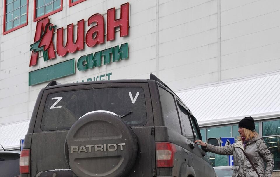 Samochód z literami Z i V, używany przez siły rosyjskie jako znak identyfikacyjny na ich pojazdach na Ukrainie, zaparkowany przed sklepem francuskiej sieci supermarketów Auchan w Podolsku pod Moskwą. / autor: EPA/PAP