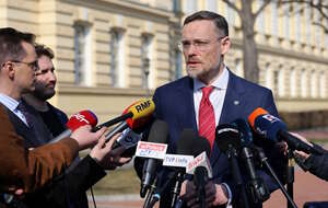 Na zdjęciu szef KPRP Zbigniew Bogucki podczas konferencji prasowej przed KPRM / autor: PAP/Paweł Supernak