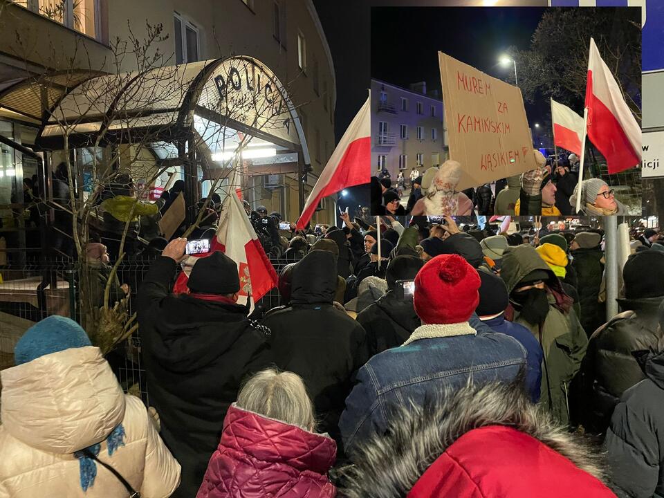 Protest pod komendą policji do której zawieziono wygarniętych z Pałacu Prezydenckiego posłów Kamińskiego i Wąsika / autor: wPolityce.pl