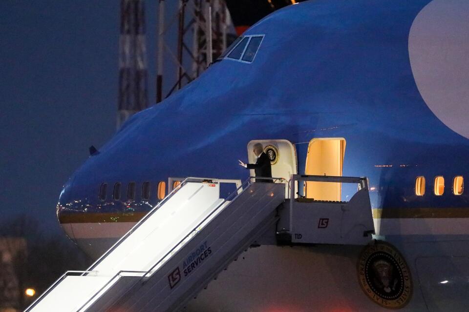 Prezydent USA Joe Biden wsiada na pokład samolotu Air Force One na lotnisku w Warszawie, kończąc wizytę w Polsce / autor: PAP/Paweł Supernak