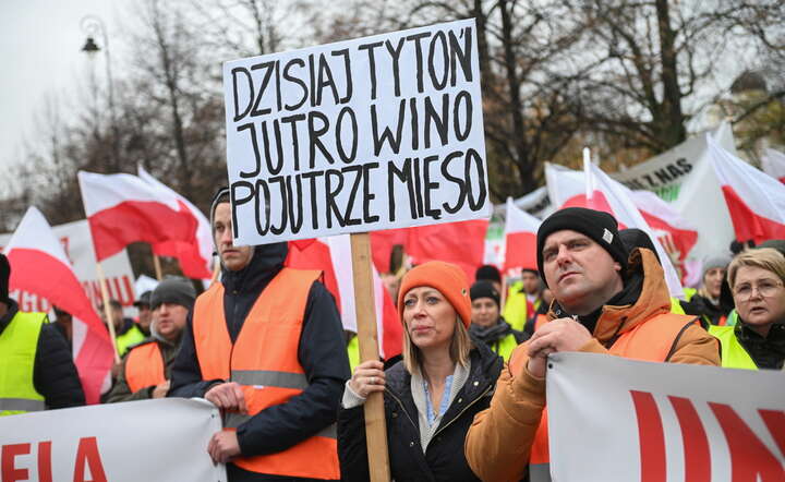 Protest rolników przed Kancelarią Prezesa Rady Ministrów w Warszawie / autor: PAP/Marcin Obara