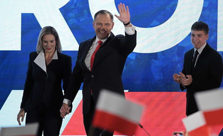 Karol Nawrocki (C) z żoną Martą (L) oraz synem Antonim (P) w swoim sztabie wyborczym, 1 czerwca 2025 / autor: PAP/Marcin Obara