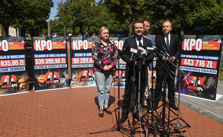 Posłowie PiS: Jan Kanthak (2P), Olga Semeniuk (L), Rafał Bochenek (2L) oraz Mateusz Kurzejewski (P) podczas konferencji prasowej / autor: PAP/Piotr Nowak
