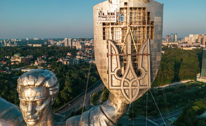 Wymiana sowieckiego herbu na symbol Ukrainy na pomniku Matki Ojczyzny / autor: EPA/PAP