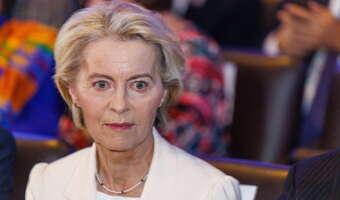 Ursula von der Leyen obroniła fotel