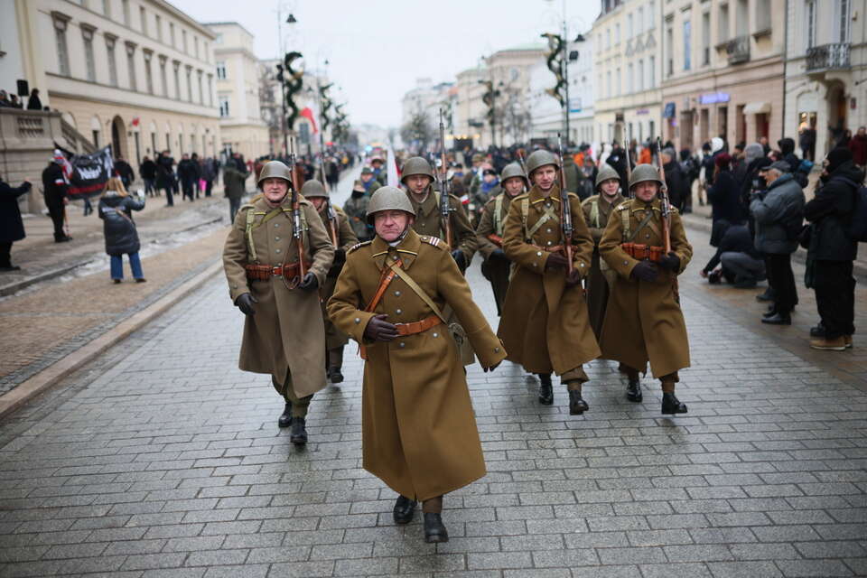 Przemarsz z Bazyliki Świętego Krzyża przed Pomnik Polskiego Państwa Podziemnego i Armii Krajowej w Warszawie / autor: PAP/Leszek Szymański