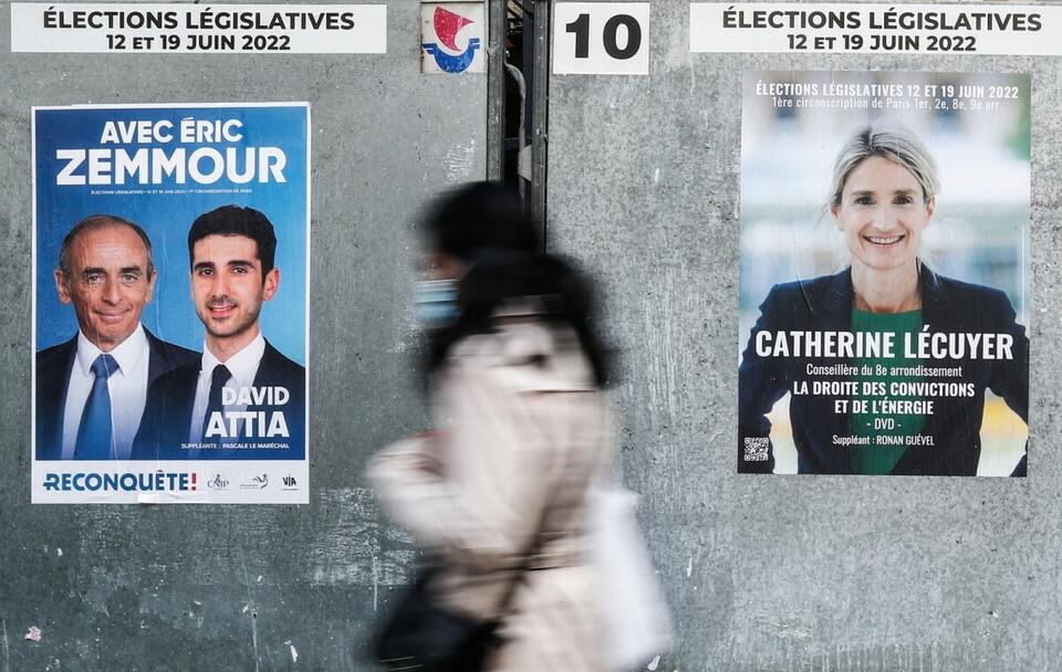 Plakaty wyborcze we Francji  / autor: PAP/EPA/MOHAMMED BADRA
