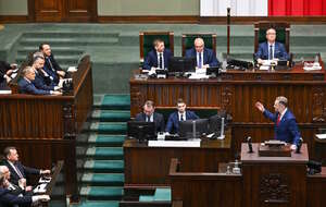 Na zdjęciu szef KRPR Zbigniew Bogucki przemawia z mównicy sejmowej w obecności rządu Koalicji 13 Grudnia / autor: PAP/Radek Pietruszka