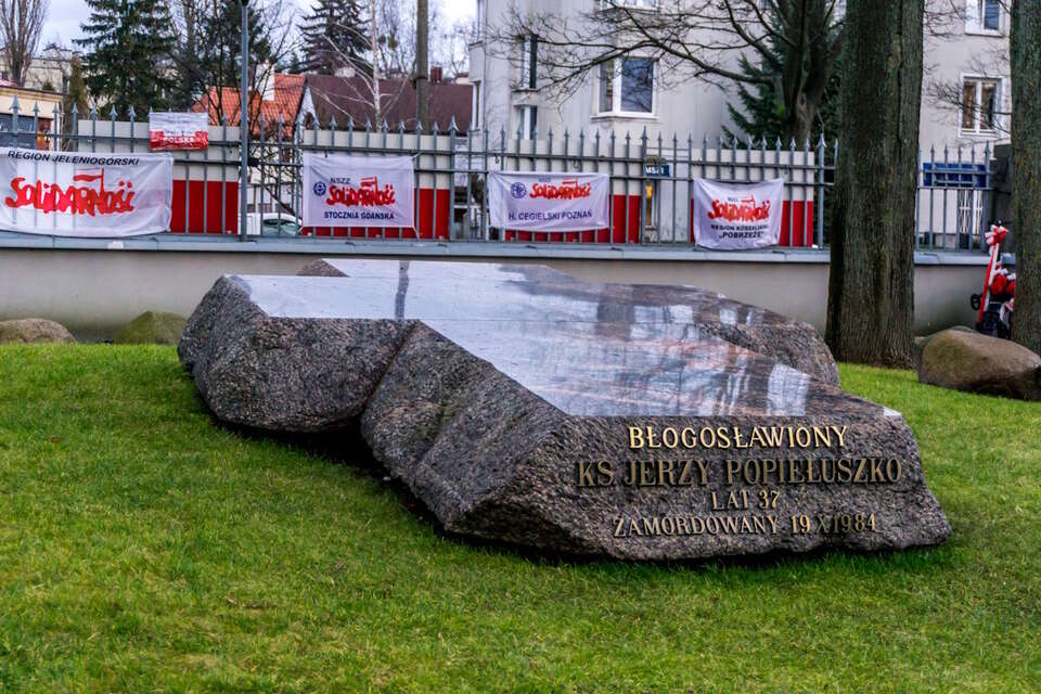 Na zdjęciu grób bł. ks. Jerzego Popiełuszki na terenie kościoła Stanisława Kostki w Warszawie / autor: Fratria