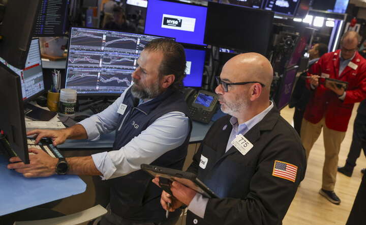 Maklerzy na parkiecie giełdy NYSE w Nowym Jorku, 15 kwietnia 2026 / autor: PAP/EPA/SARAH YENESEL