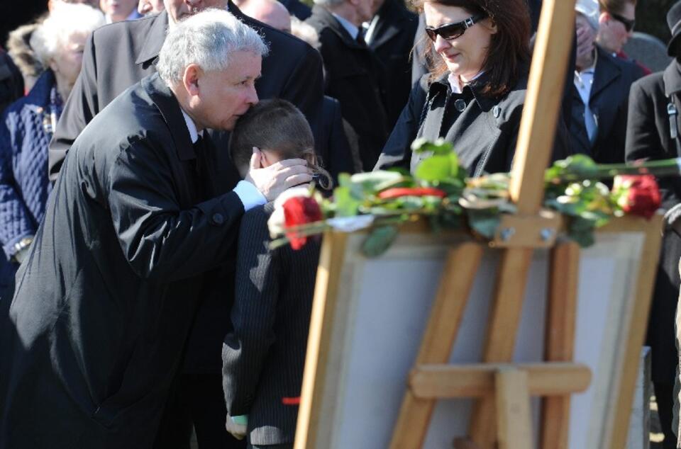 Jarosław Kaczyński obejmuje syna Przemysława Gosiewskiego. PAP/Bartłomiej Zborowski