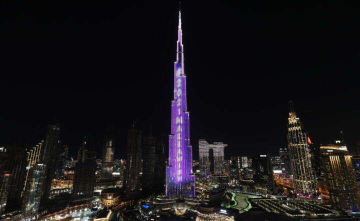 Podświetlony nowoczoczenie najwyższy budynek świata, czyli Burdż Chalifa w Dubaju / autor: PAP/EPA/ALI HAIDER
