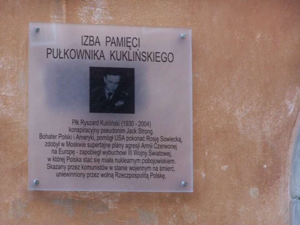 Tablica przed Izbą Pamięci płk. Kuklińskiego na warszawskiej Starówce. Fot. Wikipedia