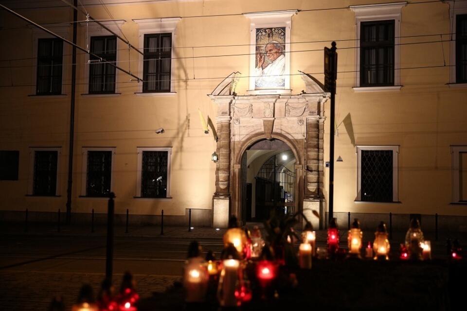 Znicze zapalone pod oknem papieskim przy Franciszkańskiej 3 w Krakowie / autor: PAP/Łukasz Gągulski