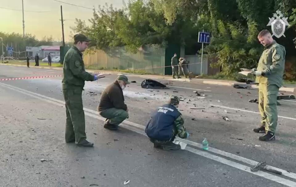 Śledczy badają miejsce wybuchu samochodu, w którym znajdowała się córka Aleksandra Dugina / autor: PAP/EPA/RUSSIAN INVESTIGATIVE COMMITTEE HANDOUT