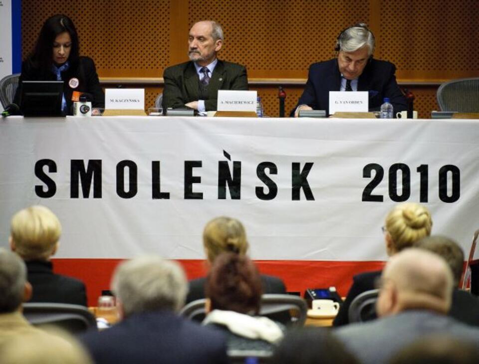 Od lewej: Marta Kaczyńska, Antoni Macierewicz i europoseł Geoffrey Van Orden podczas publicznego wysłuchania w Parlamencie Europejskim poświęconego przebiegowi śledztwa ws. katastrofy w Smoleńsku. fot.  PAP