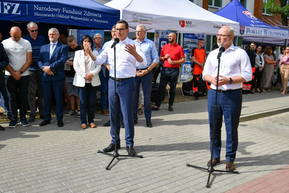 Premier Mateusz Morawiecki (C) oraz minister zdrowia Adam Niedzielski (P) podczas wypowiedzi dla mediów w trakcie „Pikniku Zdrowia” w Wołominie. / autor: PAP/Andrzej Lange