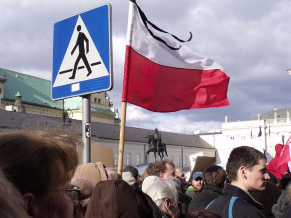 Przed Pałacem Prezydenckim, niedziela 10 kwietnia 2011 roku. Fot. wPolityce.pl