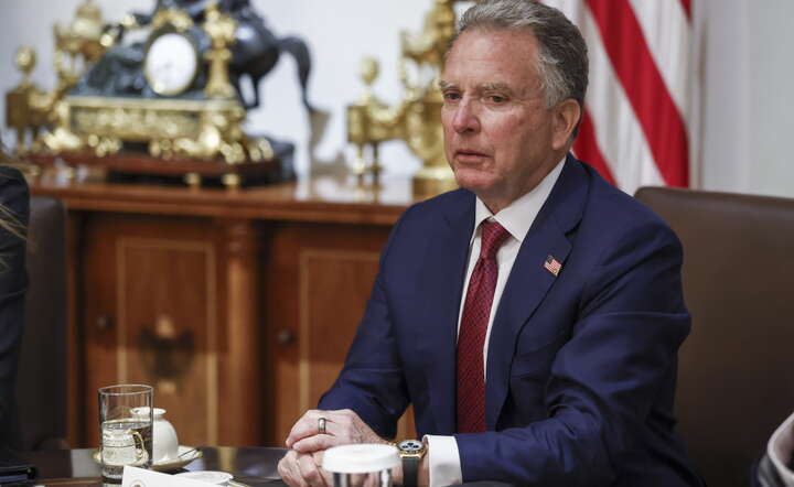 Specjalny wysłannik Stanów Zjednoczonych ds. misji pokojowych Steve Witkoff obserwuje posiedzenie gabinetu zorganizowane przez prezydenta Trumpa w Sali Gabinetowej Białego Domu w Waszyngtonie / autor: PAP