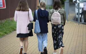 Trzy uczennice przed szkołą, zdjęcie ilustracyjne / autor: Fratria