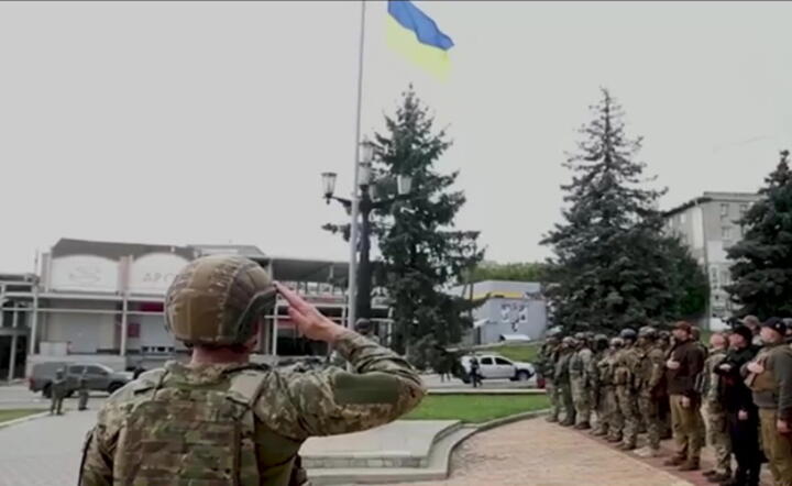 Żołnierze ukraińscy w centrum zdobytego miasta Bałakija / autor: PAP/EPA/UKRAINE DEFENSE MINISTRY 
