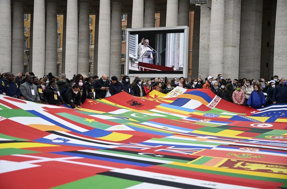 Plac Świętego Piotra. Migranci rozłożyli na powitanie papieża patchwork z flagami różnych krajów  / autor: PAP/EPA