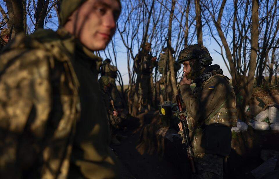 Żołnierze ukraińscy w okopach na froncie w północnej części obwodu chersońskiego / autor: PAP/EPA