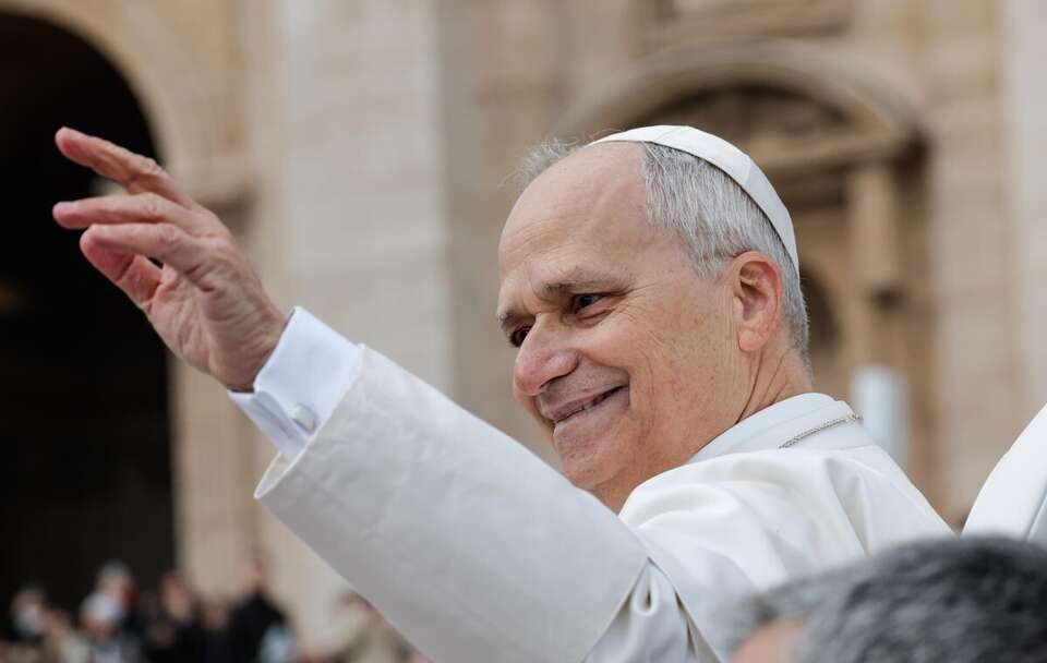 Papież Leon XIV podczas ostatniej w tym roku audiencji generalnej / autor: PAP/EPA/GIUSEPPE LAMI