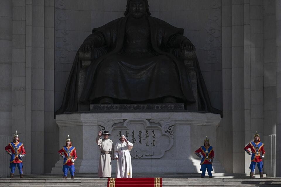 Prezydent Mongolii ubrany w tradycyjny strój i papież Franciszek przed wielką statuą Czyngis-chana w Ułan Bator / autor: PAP/EPA